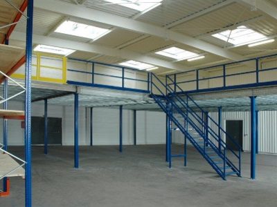 plate forme mezzanine industrielle avec espace de stockage superieur