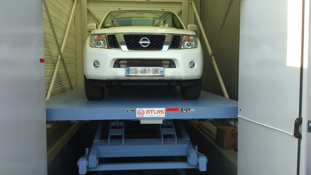 monte voiture à triple ciseaux pour une concession automobile, conception et fabrication fourni par MSI agent d'usine ATLAS Lift en Occitanie
