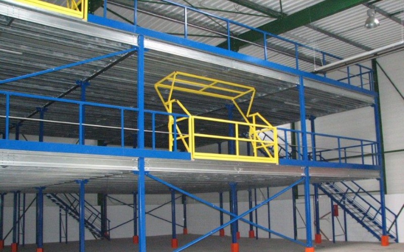 plate-forme industrielle mezzanine à 2 niveaux avec escalier et sas à palette MSI stockage