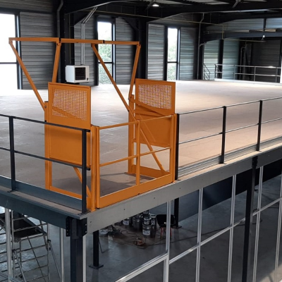 vue supérieure d'une plate-forme avec mezzanine industrielle de stockage avec sas à palettes - MSI France