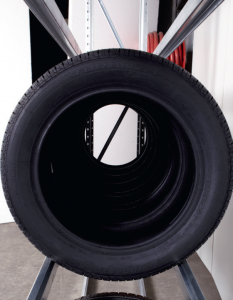 Le rayonnage mi-lourd est équipé de longerons de forme biseautée pour stocker sans endommager les pneus