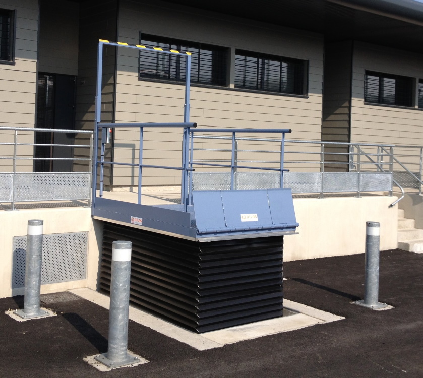 table élévatrice de quai en position haute sur système de soufflets de protection Atlas lift - MSI Occitanie